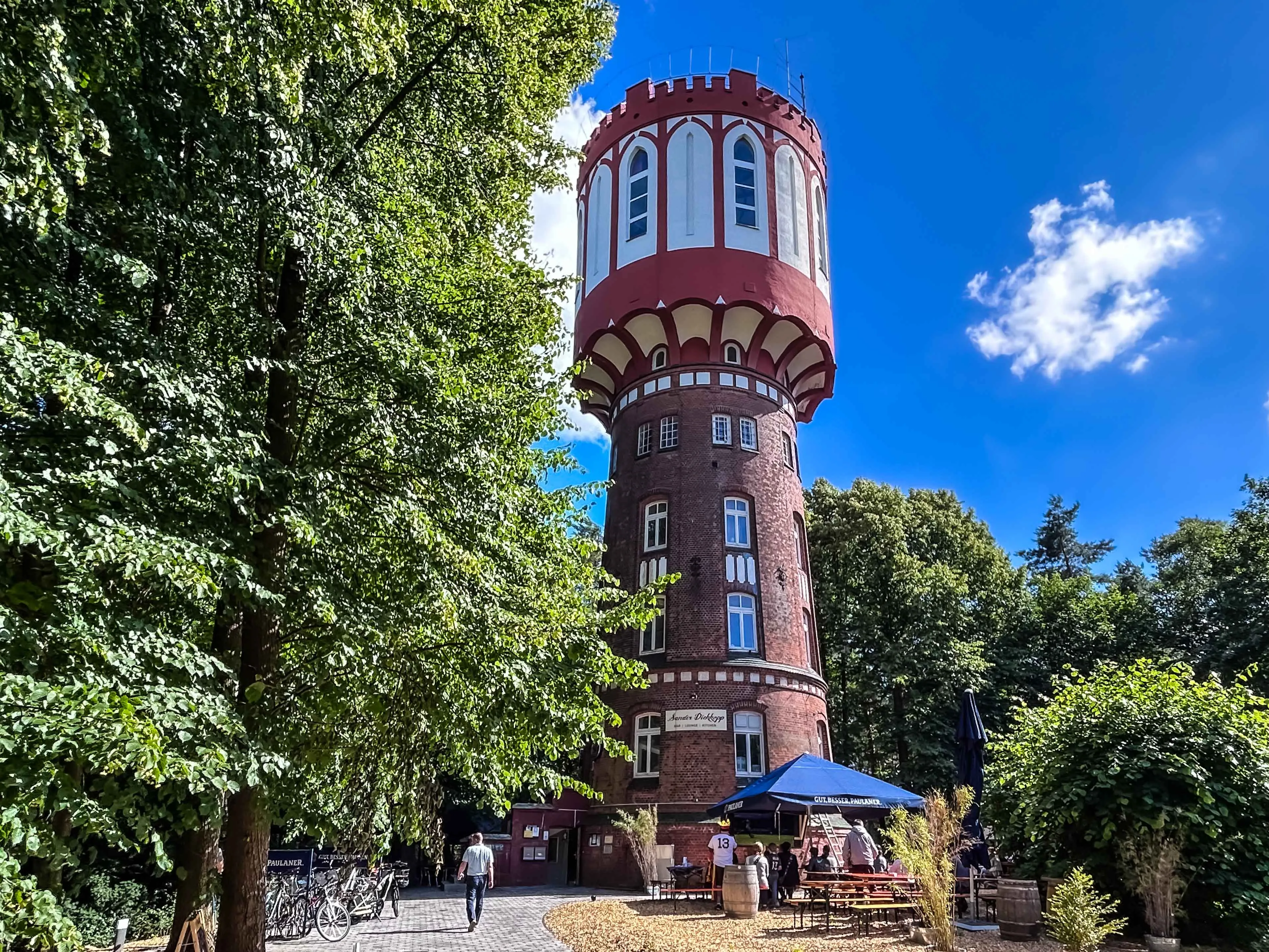 Wasserturm im Sommer — perfekte Kulisse für freie Trauung