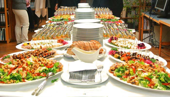 Buffet mit dekorativer Präsentation für eine Firmenfeier in Hamburg-Bergedorf