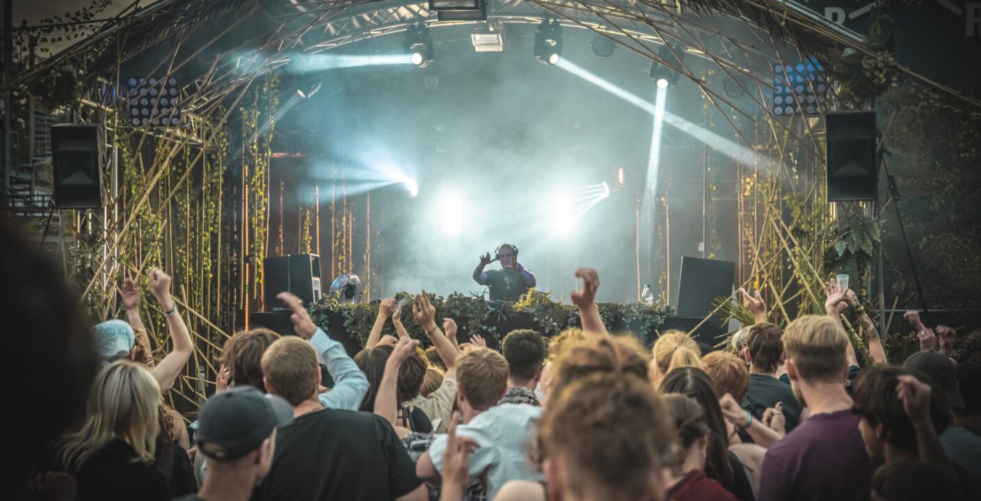 Tanzende Gäste auf einer Party mit Lichteffekten in der Eventlocation Sander Dickkopp Hamburg