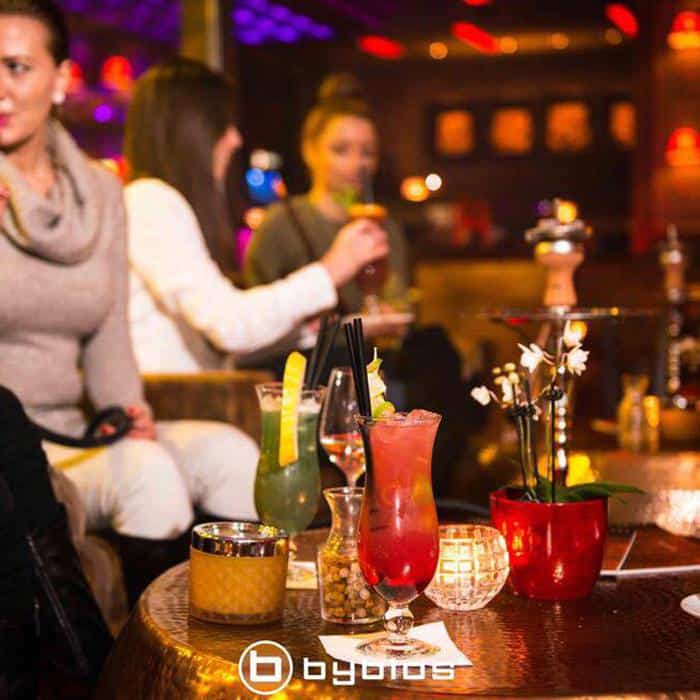 Bunte Cocktails und ausgelassene Stimmung in einer stilvollen Bar, ideal für gesellige Abende und Drinks. Perfekt für Lifestyle, Party und Nachtleben, mit modernen Dekorationen und einer entspannten Atmosphäre.