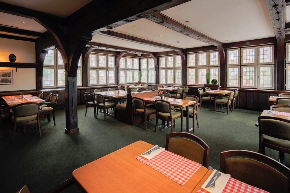 Beeindruckendes Restaurant in historischen Gemäuern mit gemütlicher Atmosphäre und stilvoller Einrichtung für genussvolle kulinarische Erlebnisse in Deutschland.