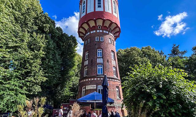 Alter: Historischer Wasserturm inmitten grüner Natur, ein markantes Wahrzeichen in Deutschland, ideal für Fotografie und Tourismus.