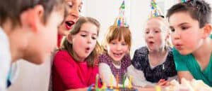 Kerzen auf Geburtstagskuchen, Kinder feiern Party, fröhliche Kinder, Kindergeburtstag, Spaß und Freude, Geburtstagsfeier, Kinderparty, Geburtstag, Kinderlachen, Feststimmung.